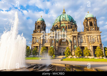 Blick auf den Berliner Dom (Berliner Dom) im sonnigen Sommertag. Berlin, Deutschland. Modemer Brunnen im Vordergrund Stockfoto