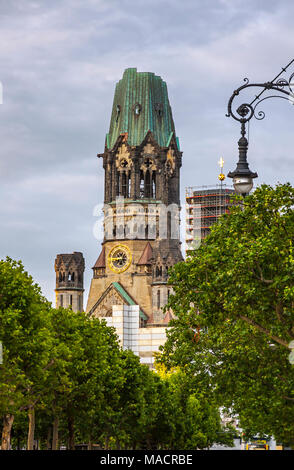 Kaiser-Wilhelm-Kirche, die Gedächtniskirche am Kurfürstendamm, Berlin, Deutschland. Eine der wichtigsten Sehenswürdigkeiten von Berlin. Stockfoto