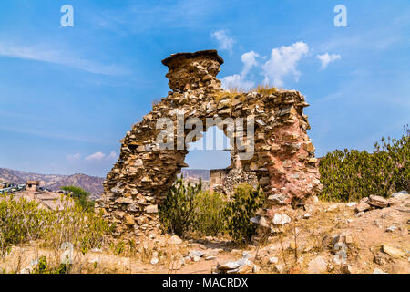 Antike Ruinen in der Nähe von Amer Fort in Jaipur. Rajasthan, Indien Stockfoto