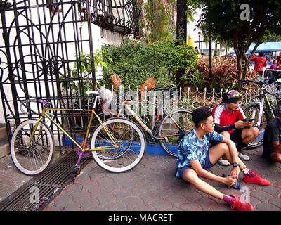 ANTIPOLO CITY, Philippinen - 29. MÄRZ 2018: Biker Rest und Ihre Fahrräder parken außerhalb des Antipolo Kathedrale oder Unsere Liebe Frau des Friedens und sichere Voyag Stockfoto