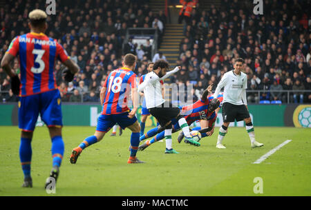 Liverpools Mohamed Salah scores zweites Ziel seiner Seite des Spiels während der Premier League Spiel im Selhurst Park, London. Stockfoto