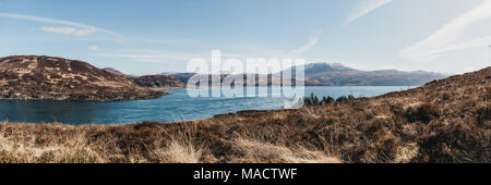 Panoramablick auf Berge über Kyle Rhea von Kyle Rhea Otter Trail verbergen, Isle of Skye, Schottland. Stockfoto