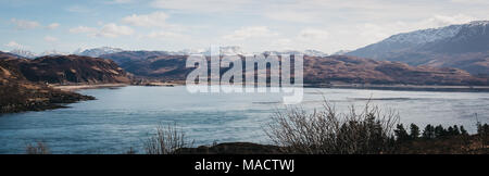 Panoramablick auf Berge über Kyle Rhea von Kyle Rhea Otter Trail verbergen, Isle of Skye, Schottland. Stockfoto