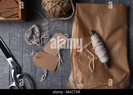 Hohen Winkel noch Leben von Normalpapier und Geschenkverpackung liefert. Stockfoto