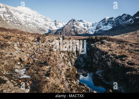 Blick auf den schönen Fee Pools auf der Insel Skye, Schottland, kristallklare Pools auf dem Fluss spröde. Stockfoto