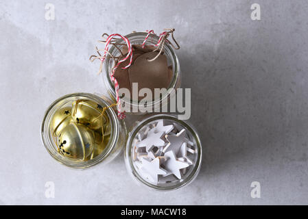 Weihnachtsgeschenk Verpackung liefert. Drei Maurergläser mit Geschenkanhänger, Holz Sterne, und Schlittenglöckchen mit kopieren. Stockfoto