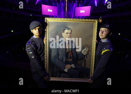 RAF Kadetten Labib Khan (links) und Jamie Clifford (rechts) Transport ein Porträt der RAF-Gründer Lord Trenchard während der Proben für die Royal Air Force Jubiläumsgala in der Royal Albert Hall in London. Stockfoto