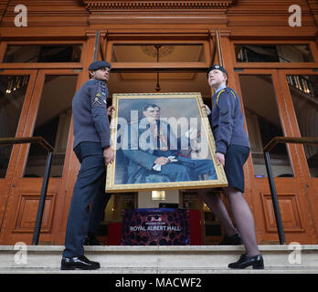 RAF Kadetten Labib Khan (links) und Jamie Clifford (rechts) Transport ein Porträt der RAF-Gründer Lord Trenchard während der Proben für die Royal Air Force Jubiläumsgala in der Royal Albert Hall in London. Stockfoto