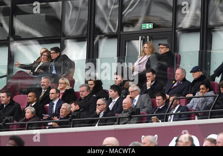 West Ham United stellvertretende Vorsitzende Karen Brady (oben links) und Chairman David Sullivan (oben rechts) während der Premier League Match an der London Stadion. Stockfoto