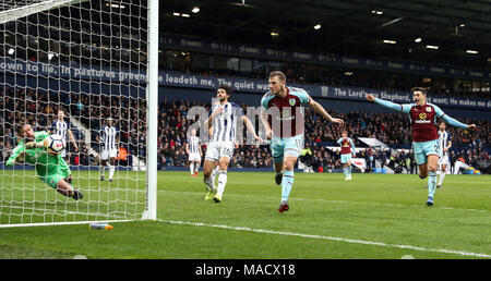 Burnley ist Chris Holz Kerben zweiten Ziel seiner Seite des Spiels während der Premier League Match in West Bromwich, West Bromwich. Stockfoto