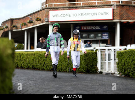 Allgemeine Ansicht der Jockey Fran Berry und Andrea Atzeni wandern in die Parade Ring vor dem streichholzbriefchen Wetten Podcast Rosebery Handicap während der Ostern Spaß für die ganze Familie Tag in Kempton Park Racecourse. Stockfoto