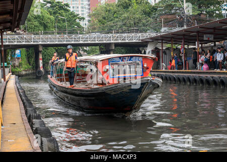 Das Wasser der öffentlichen Verkehrsmittel speed boot ist alternative travel, Bangkok Thailand 11.01.2018 zu gehen Stockfoto