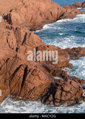 Felsige Küstenlinie, Esterel Massif, Frankreich Stockfoto