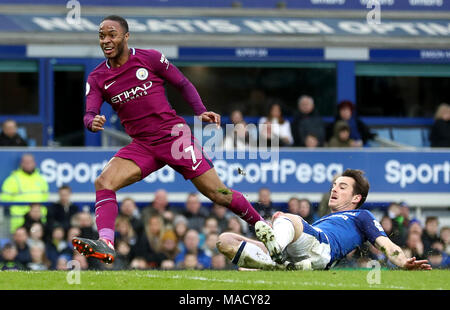 Von Manchester City Raheem Sterling (links) feiert dritten Ziel seiner Seite des Spiels zählen während der Premier League Spiel im Goodison Park, Liverpool. Stockfoto