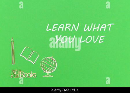 Die Schule liefert Holz- minitures mit Text erfahren Sie, was Sie auf grünem Hintergrund Liebe. Konzept der Schule Stockfoto