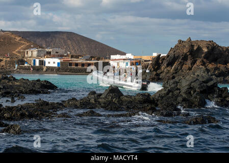 23.12.2017: Boot mit Touristen auf der Pier der Insel Lobos, vor der Küste von Corralejo, auf der Insel Fuerteventura Stockfoto