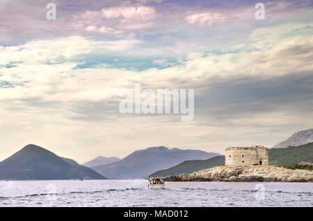 Eingang zur Bucht von Kotor mit Arza Festung, Montenegro. Stockfoto