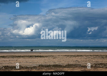 Zwei Reiter am Strand von Rhossili Bay, Halbinsel Gower, Wales, UK. Stockfoto