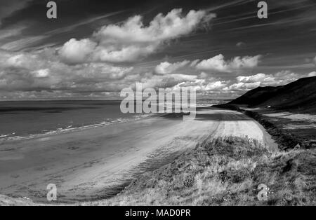 Monochromes Bild von rhossili Strand, Halbinsel Gower, Wales, UK. Stockfoto