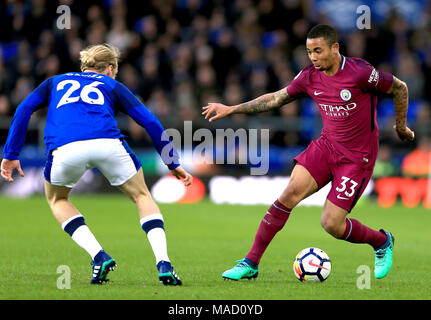 Everton ist Tom Davies (links) und Manchester City Gabriel Jesus Kampf um den Ball während der Premier League Spiel im Goodison Park, Liverpool. Stockfoto