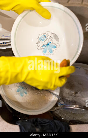 Die Frau, die Hände in den Handschuhen waschen. closeup Stockfoto