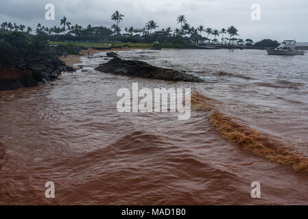 Rotes Wasser im Kukuiula Bay auf Kauai nach einem großen regensturm Stockfoto