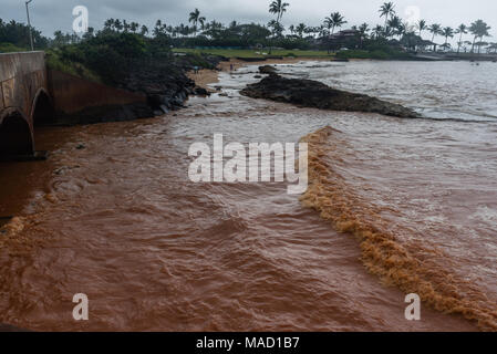 Rotes Wasser im Kukuiula Bay auf Kauai nach einem großen regensturm Stockfoto