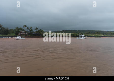 Rotes Wasser im Kukuiula Bay auf Kauai nach einem großen regensturm Stockfoto