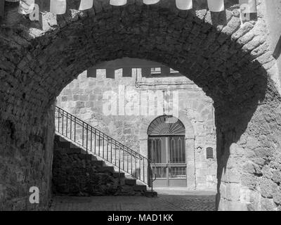 Orvieto, Perugia, Umbrien, Italien: Alte Straße Via dei Gualtieri, in der Nähe des Duomo. Schwarz und Weiß Stockfoto