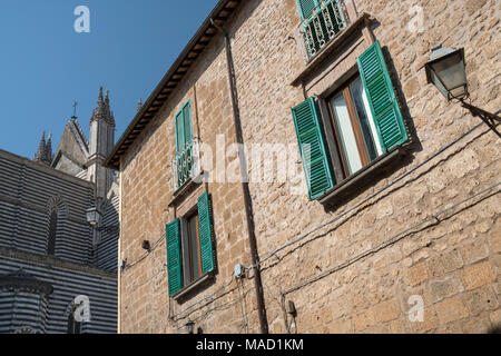 Orvieto, Perugia, Umbrien, Italien: Alte Straße Via dei Gualtieri, in der Nähe des Duomo Stockfoto