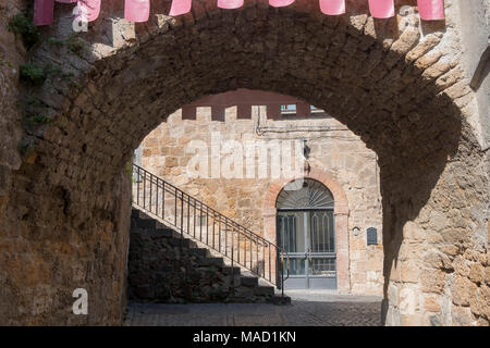 Orvieto, Perugia, Umbrien, Italien: Alte Straße Via dei Gualtieri, in der Nähe des Duomo Stockfoto