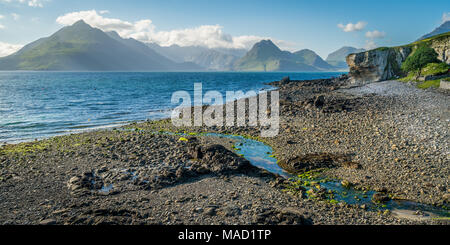 Elgol, Dorf an den Ufern des Loch Scavaig gegen Ende der Halbinsel Strathaird in der Isle of Skye in den schottischen Highlands. Stockfoto