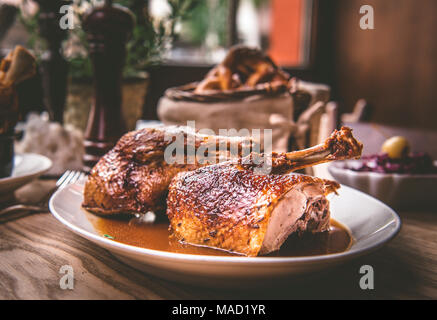 Knusprig gegrillte Ente mit Knödel und Rotkohl aus dem Backofen. Die ideale Mahlzeit für Weihnachten. Bayerische gegrillte Ente in einem Wirtshaus in München. Stockfoto