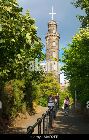 Touristen zu Fuß den Weg in Richtung der Admiral Nelson Memorial Tower auf dem Calton Hill, Edinburgh, Lothian, Schottland, Großbritannien Stockfoto