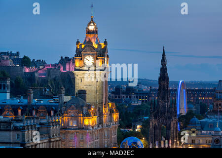 Über Balmoral Hotel Turm, das Alte Schloss und die Stadt Edinburgh, Lothian, Schottland Twilight Stockfoto
