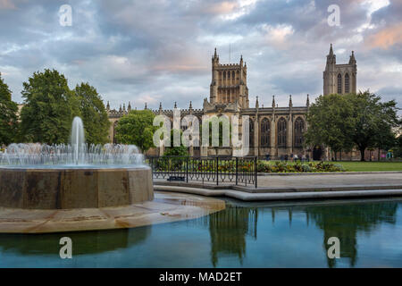 Abendlicht über die Türme der Kathedrale von Bristol (Kathedrale Kirche der heiligen und ungeteilten Dreifaltigkeit), Bristol, England Stockfoto