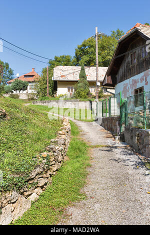 Ländliche Straße Kurort Sklene Teplice, Slowakei. Sklene Teplice ist ein kleines Spa Village in Banska Bystrica Region der Mittelslowakei. Es ist Clo Stockfoto