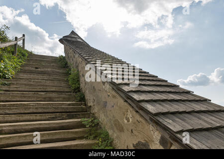 Alte Treppe in den Himmel. Kalvarienberg in Banska Stiavnica, Slowakei. Stockfoto