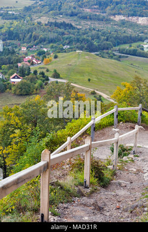 Herbst Antenne Landschaft mit Weg zu alten Kalvarienberg in Banska Stiavnica, Slowakei. UNESCO-Weltkulturerbe. Stockfoto