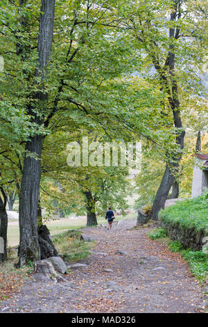Frau Spaziergang durch alte Stein leere Straße zum Kalvarienberg in Banska Stiavnica, Slowakei. Stockfoto