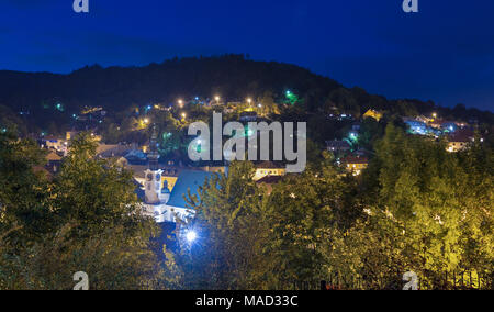 Nacht Stadtbild mit alten Häusern in der Altstadt Banska Stiavnica, Slowakei Stockfoto