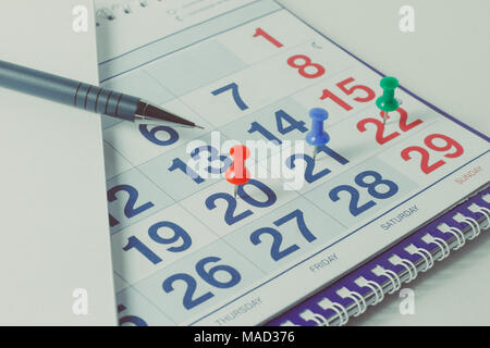 Wand Kalender und Kugelschreiber, wichtige Tage mit gedrehten Knoten markiert sind Stockfoto