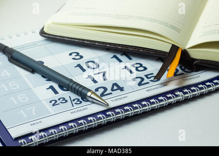 Taschenrechner und Business Notebook auf dem Kalender Hintergrund Stockfoto