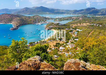 Malerische berühmten Panoramablick auf English Harbour und Falmouth Harbour von Shirley Heights Lookout, Antigua und Barbuda Stockfoto