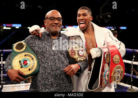 Anthony Josua feiert mit seinen Vater Robert Josua nach dem Sieg über Joseph Parker in der WBA und IBF, WBO und IBO Heavyweight Championship Contest an das Fürstentum Stadium, Cardiff. Stockfoto