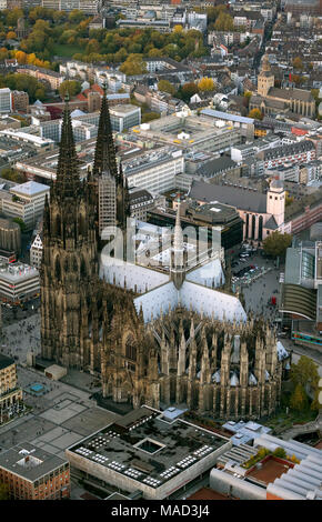 Luftaufnahme, der Kölner Dom, der Dom St. Peter, Weltkulturerbe der UNESCO, die Kathedrale des Erzbistums Köln, Domplatte, Gothic, Neugoth Stockfoto