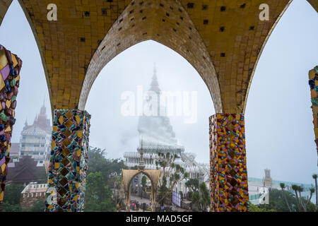 Phetchabun, Thailand - August 6, 2017: Buddhistische Touristen Sightseeing schönen weißen fünf Buddha Bilder bei Phasornkaew buddhistischen Tempel in Phetchabun, Stockfoto