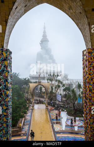 Phetchabun, Thailand - August 6, 2017: Buddhistische Touristen Sightseeing schönen weißen fünf Buddha Bilder bei Phasornkaew buddhistischen Tempel in Phetchabun, Stockfoto