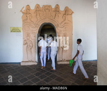 Schüler in Dambulla Cave Tempel, Dambulla, Sri Lanka, Asien. Stockfoto