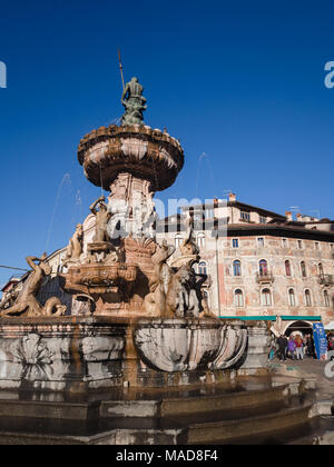 Trento, Italien - 11. November 2017: Neptunbrunnen am Cathedral Square, Trento, Italien. Stockfoto